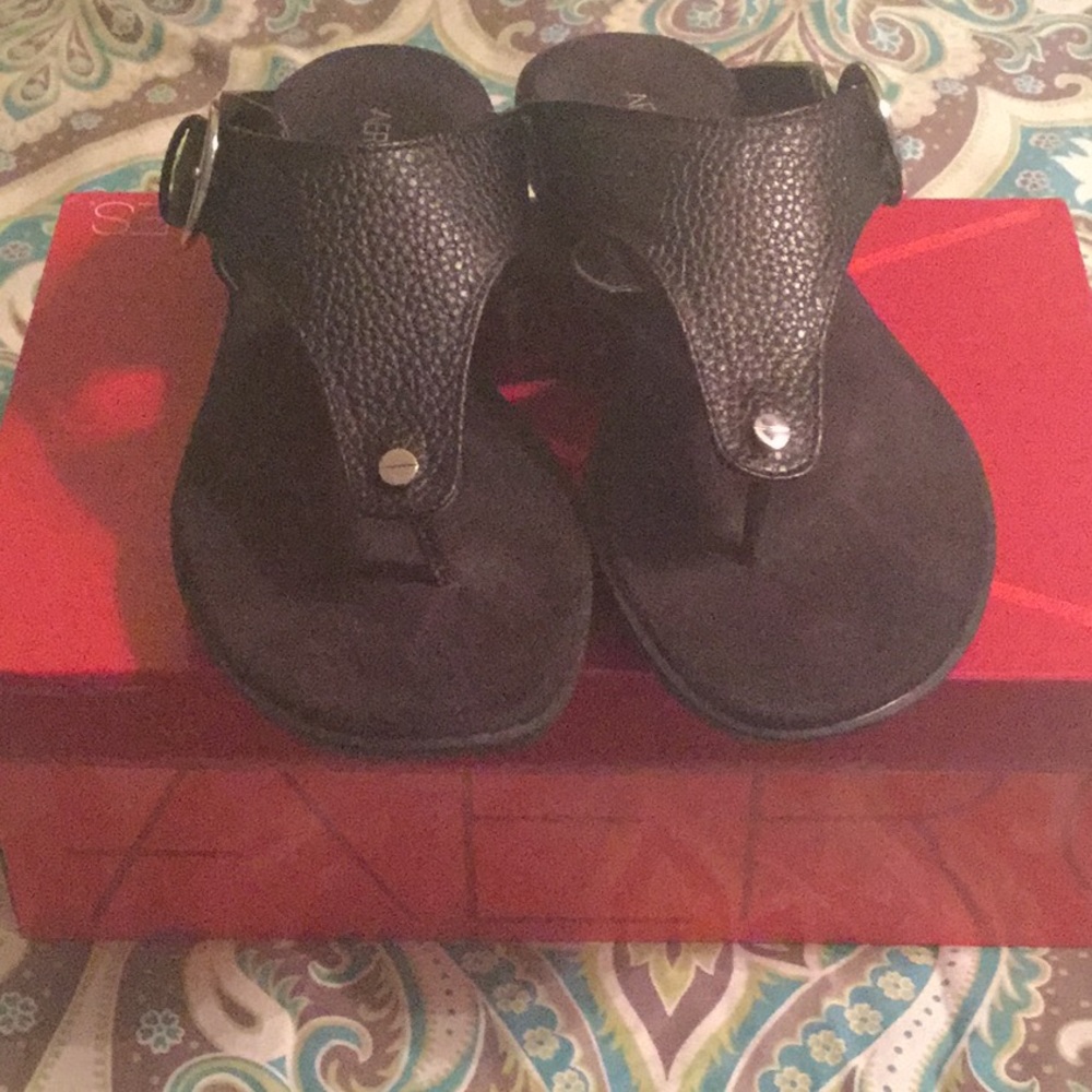 AEROSOLS BLACK FLIP FLOPS